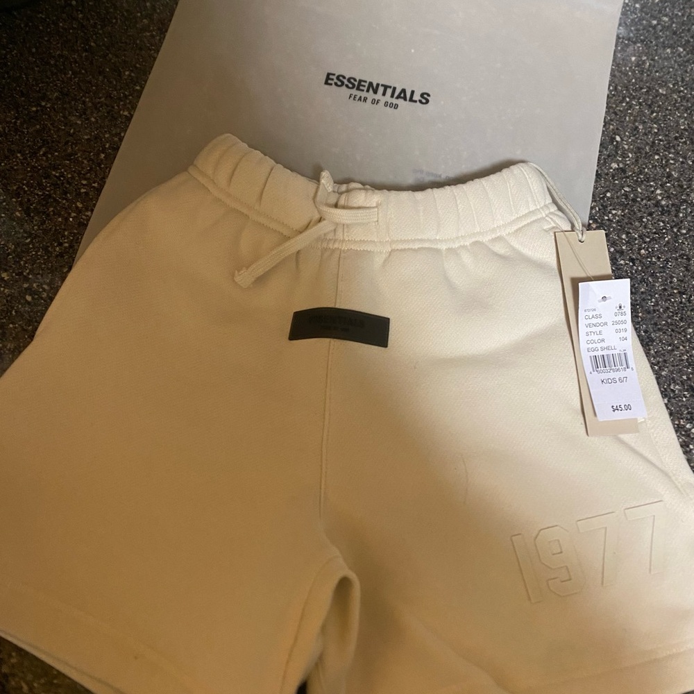 Kids (unisex ) essentials ( fear of god ) sweat shorts